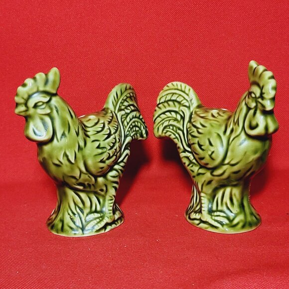Vintage Green Rooster Salt and Pepper Shakers - Picture 3 of 11